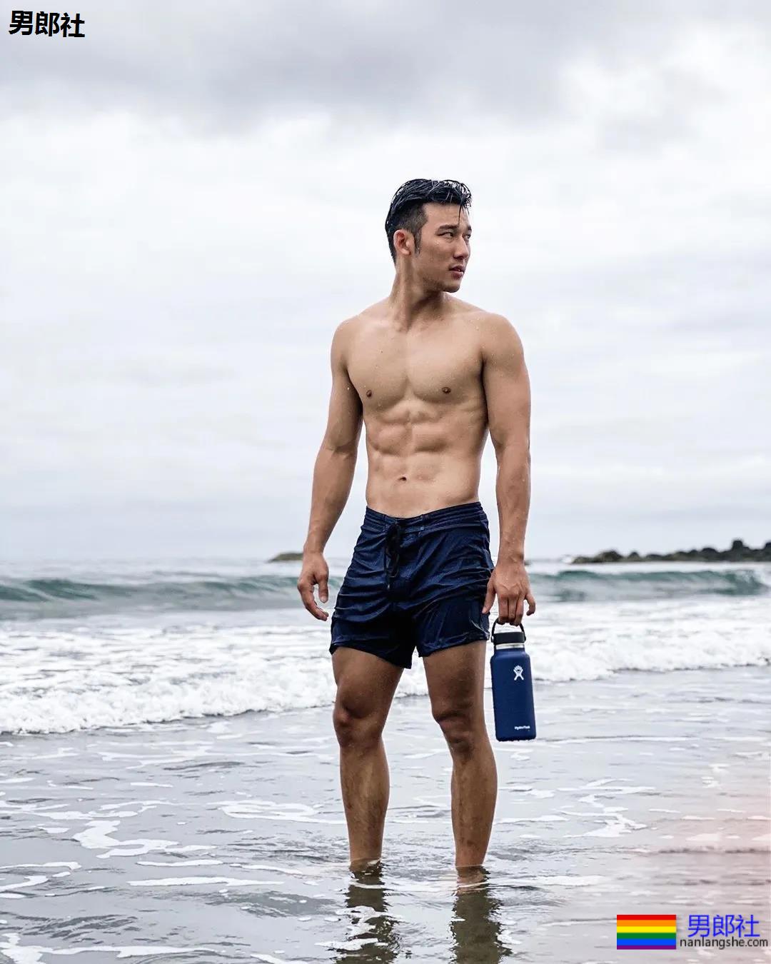 全网冲浪肌肉型男大比拼！一水泳裤腱子肉小狼狗，太A了！ - 51虹马