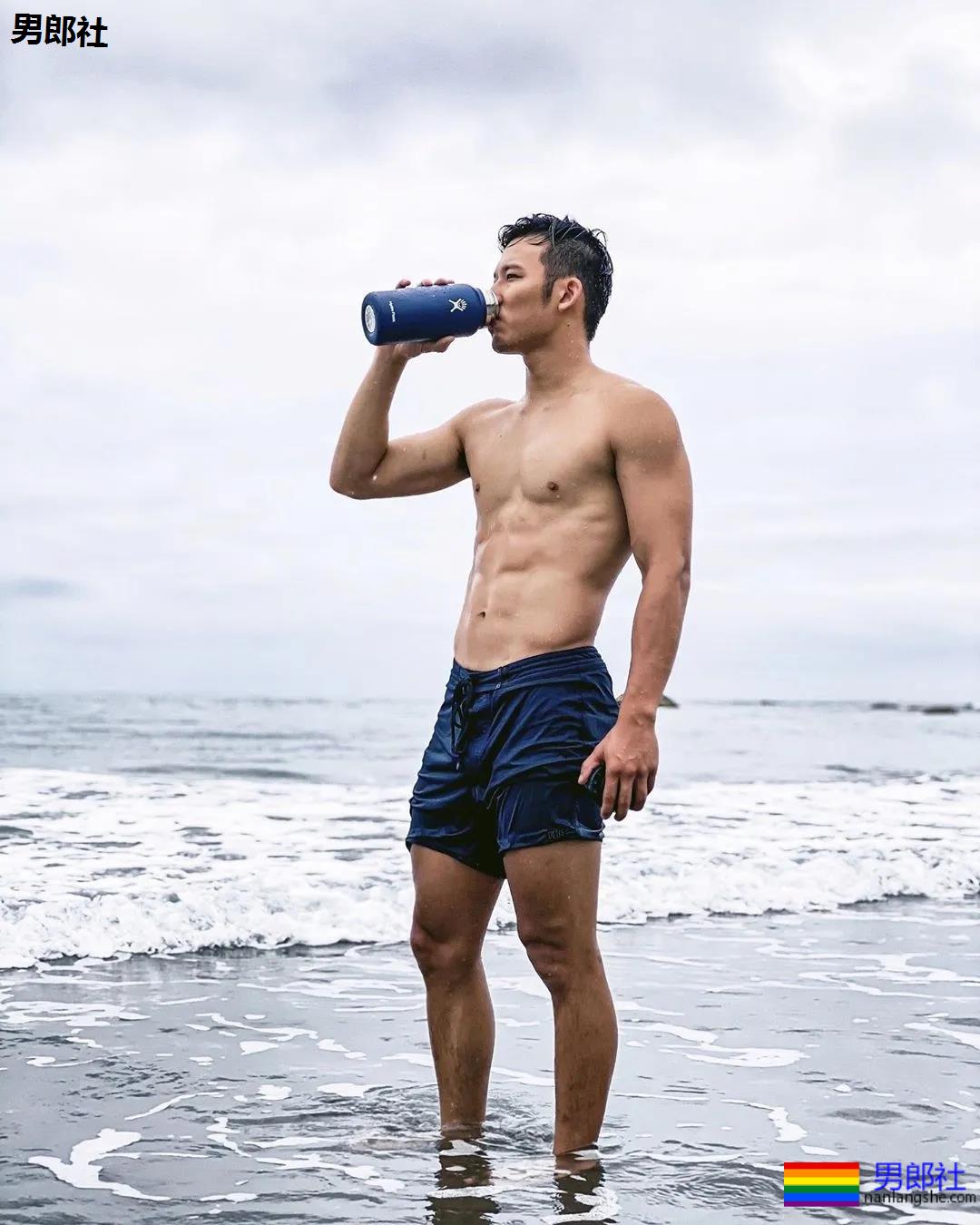 全网冲浪肌肉型男大比拼！一水泳裤腱子肉小狼狗，太A了！ - 51虹马