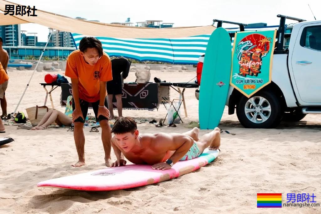 全网冲浪肌肉型男大比拼！一水泳裤腱子肉小狼狗，太A了！ - 51虹马