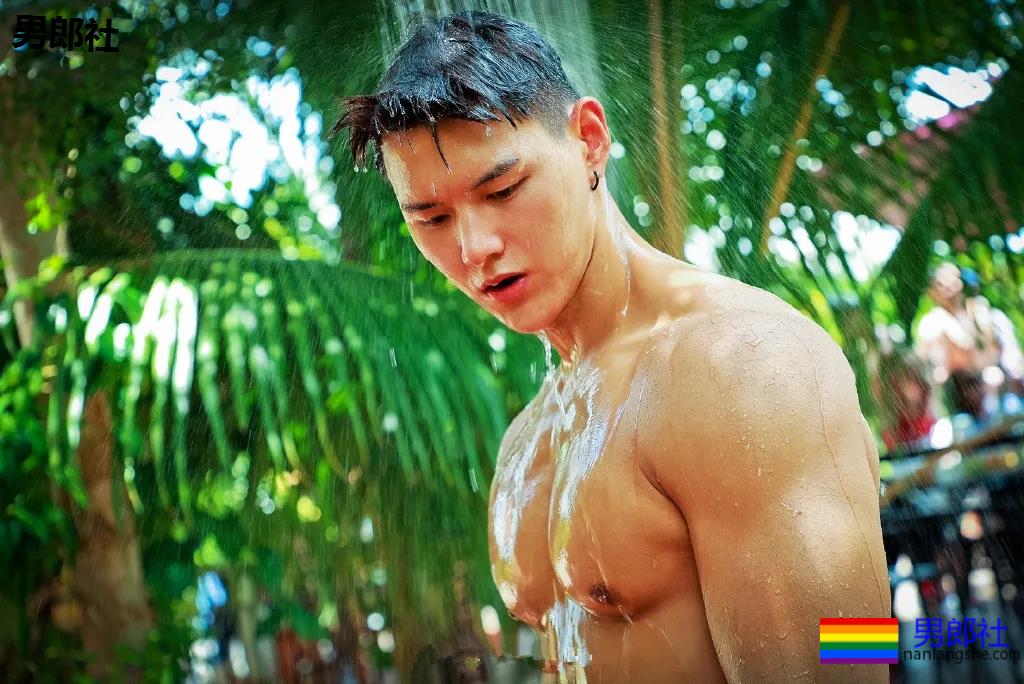 全网冲浪肌肉型男大比拼！一水泳裤腱子肉小狼狗，太A了！ - 51虹马