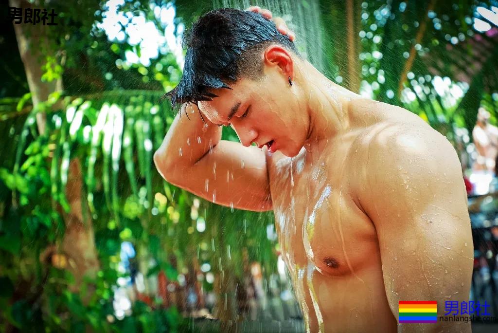 全网冲浪肌肉型男大比拼！一水泳裤腱子肉小狼狗，太A了！ - 51虹马