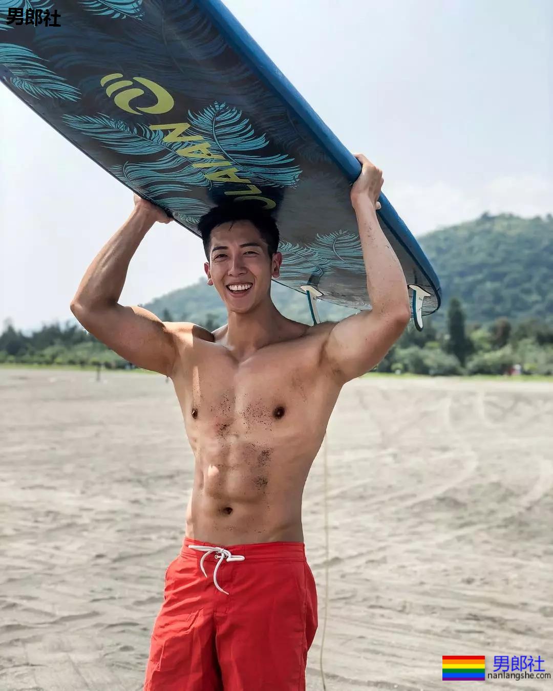 全网冲浪肌肉型男大比拼！一水泳裤腱子肉小狼狗，太A了！ - 51虹马