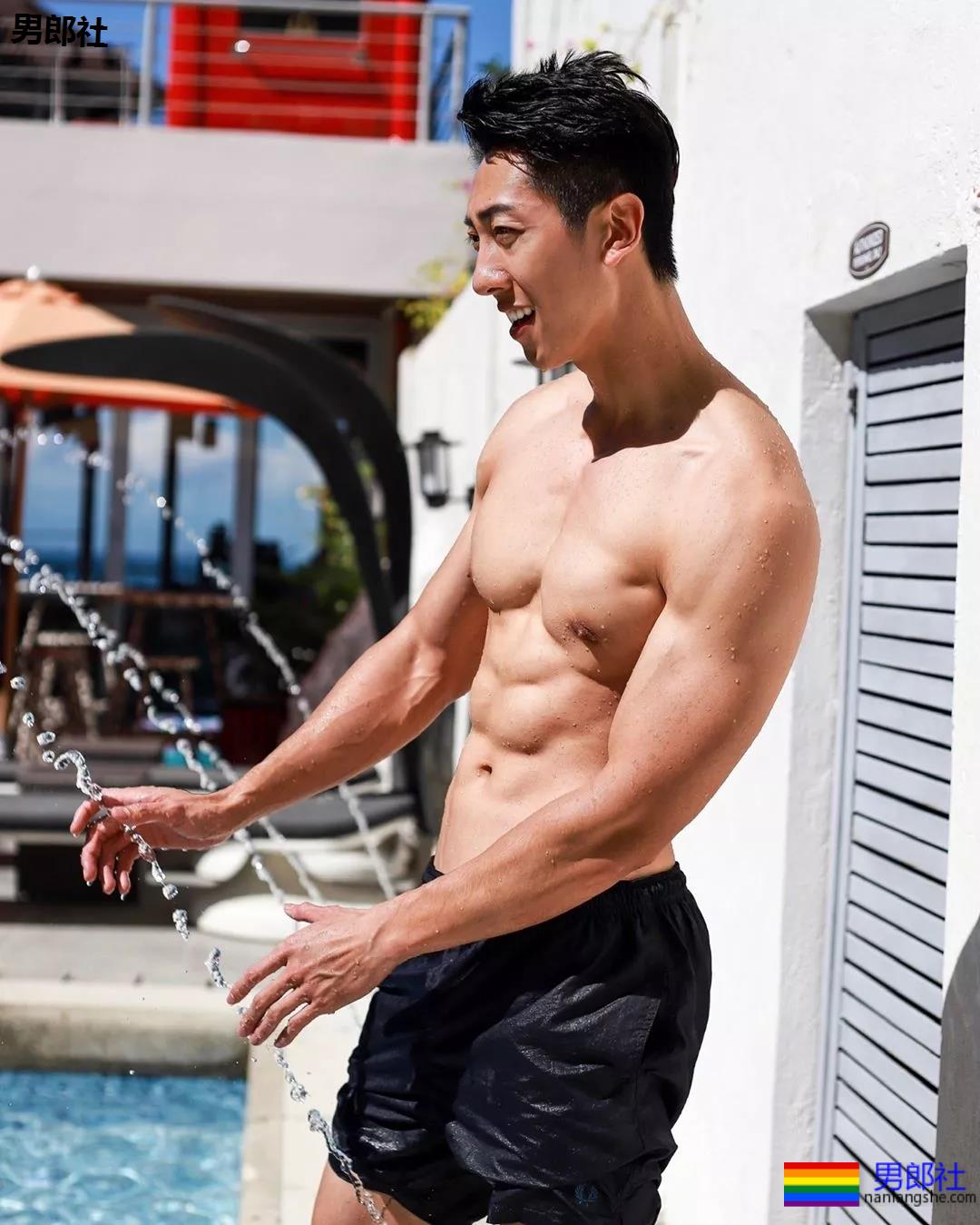 全网冲浪肌肉型男大比拼！一水泳裤腱子肉小狼狗，太A了！ - 51虹马