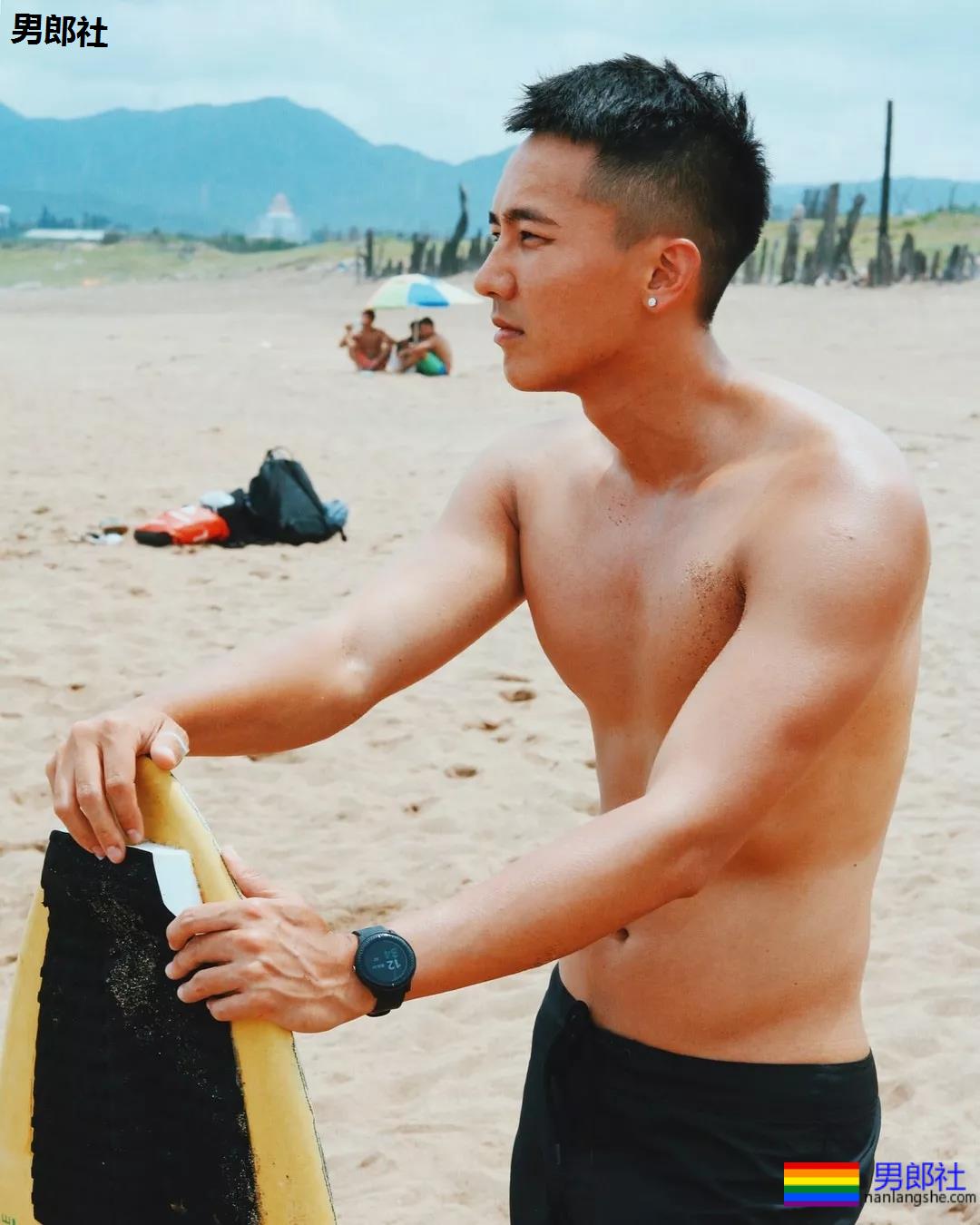 全网冲浪肌肉型男大比拼！一水泳裤腱子肉小狼狗，太A了！ - 51虹马