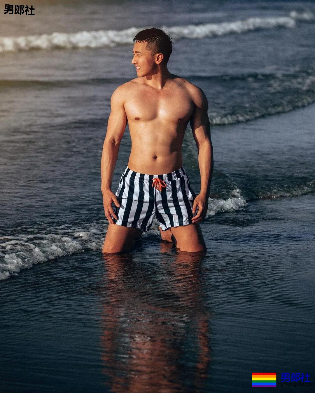 全网冲浪肌肉型男大比拼！一水泳裤腱子肉小狼狗，太A了！ - 51虹马