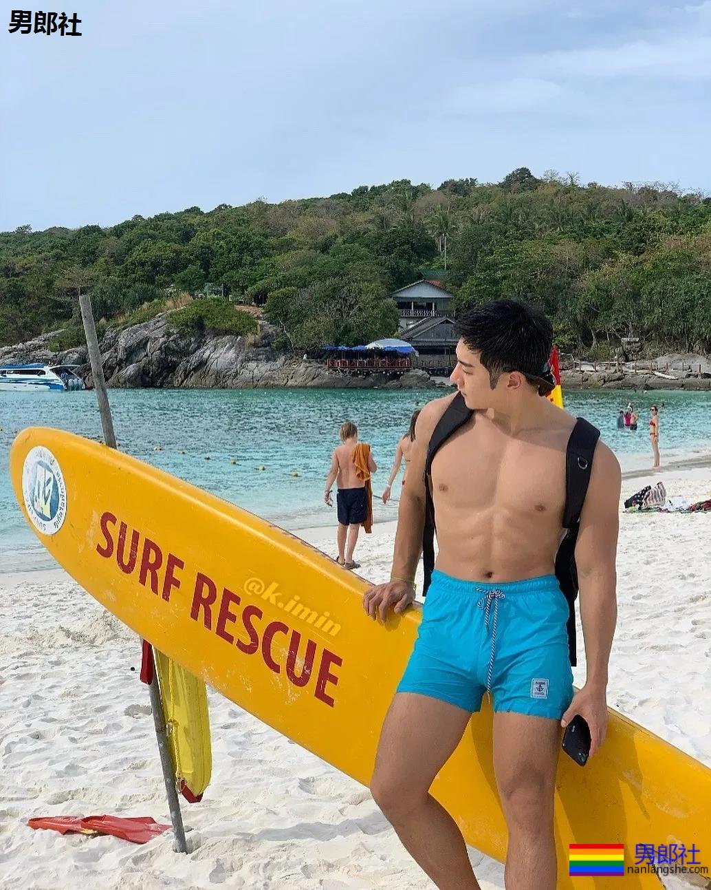 全网冲浪肌肉型男大比拼！一水泳裤腱子肉小狼狗，太A了！ - 51虹马