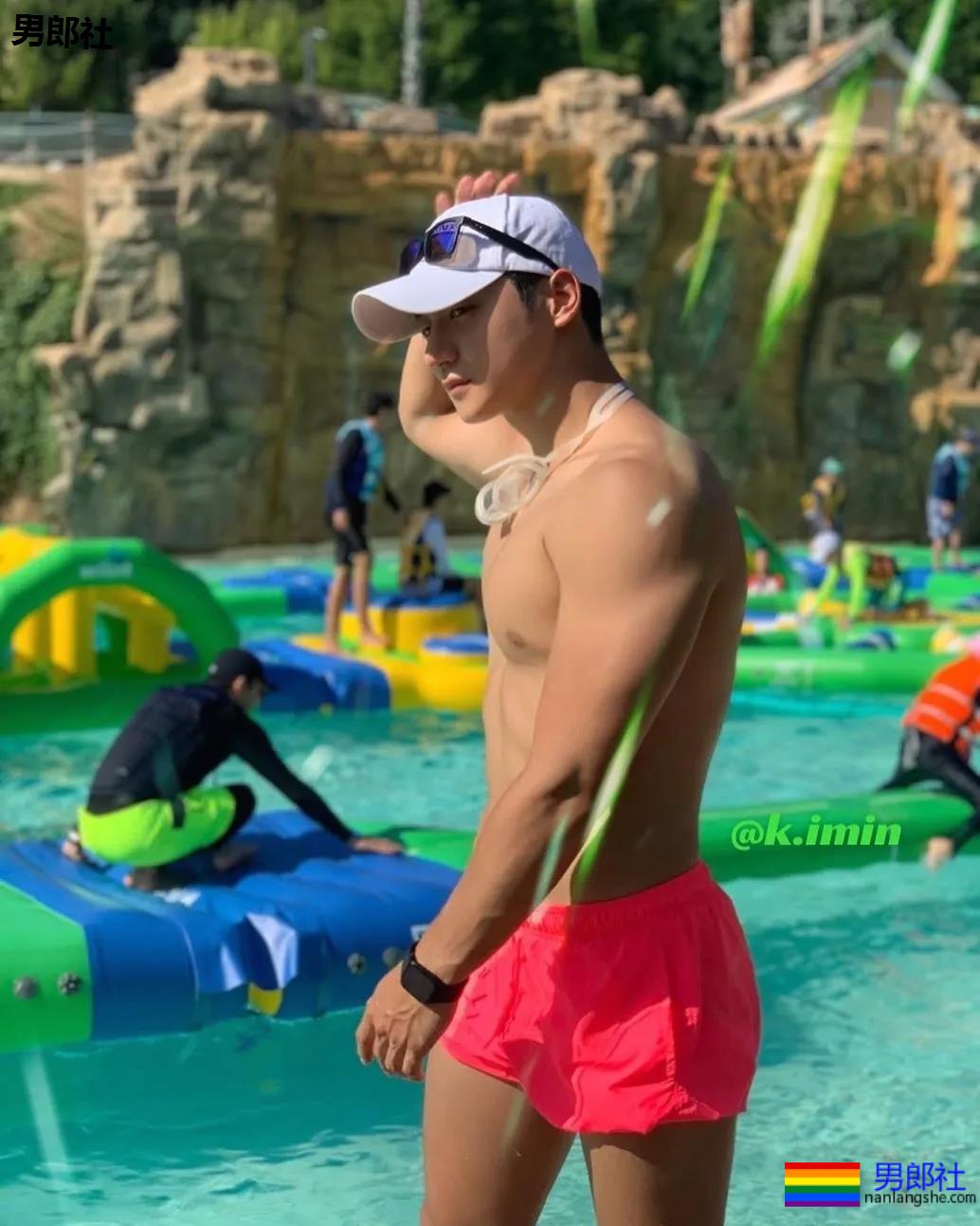 全网冲浪肌肉型男大比拼！一水泳裤腱子肉小狼狗，太A了！ - 51虹马