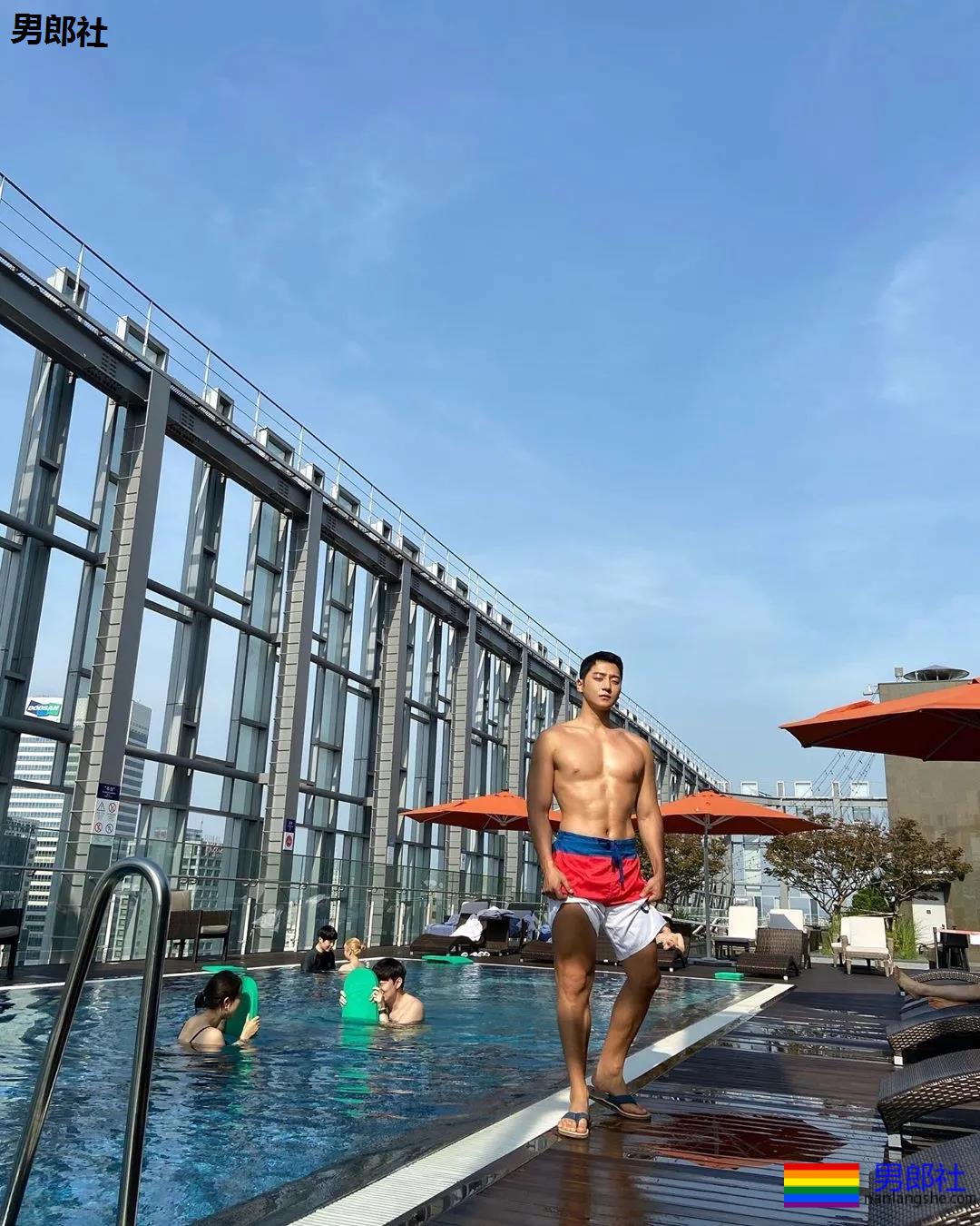 全网冲浪肌肉型男大比拼！一水泳裤腱子肉小狼狗，太A了！ - 51虹马