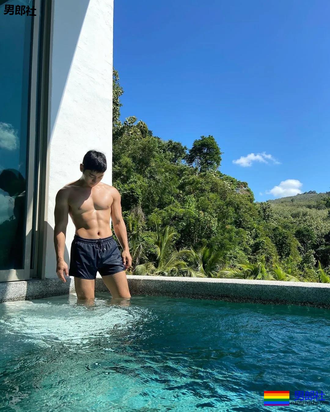 全网冲浪肌肉型男大比拼！一水泳裤腱子肉小狼狗，太A了！ - 51虹马