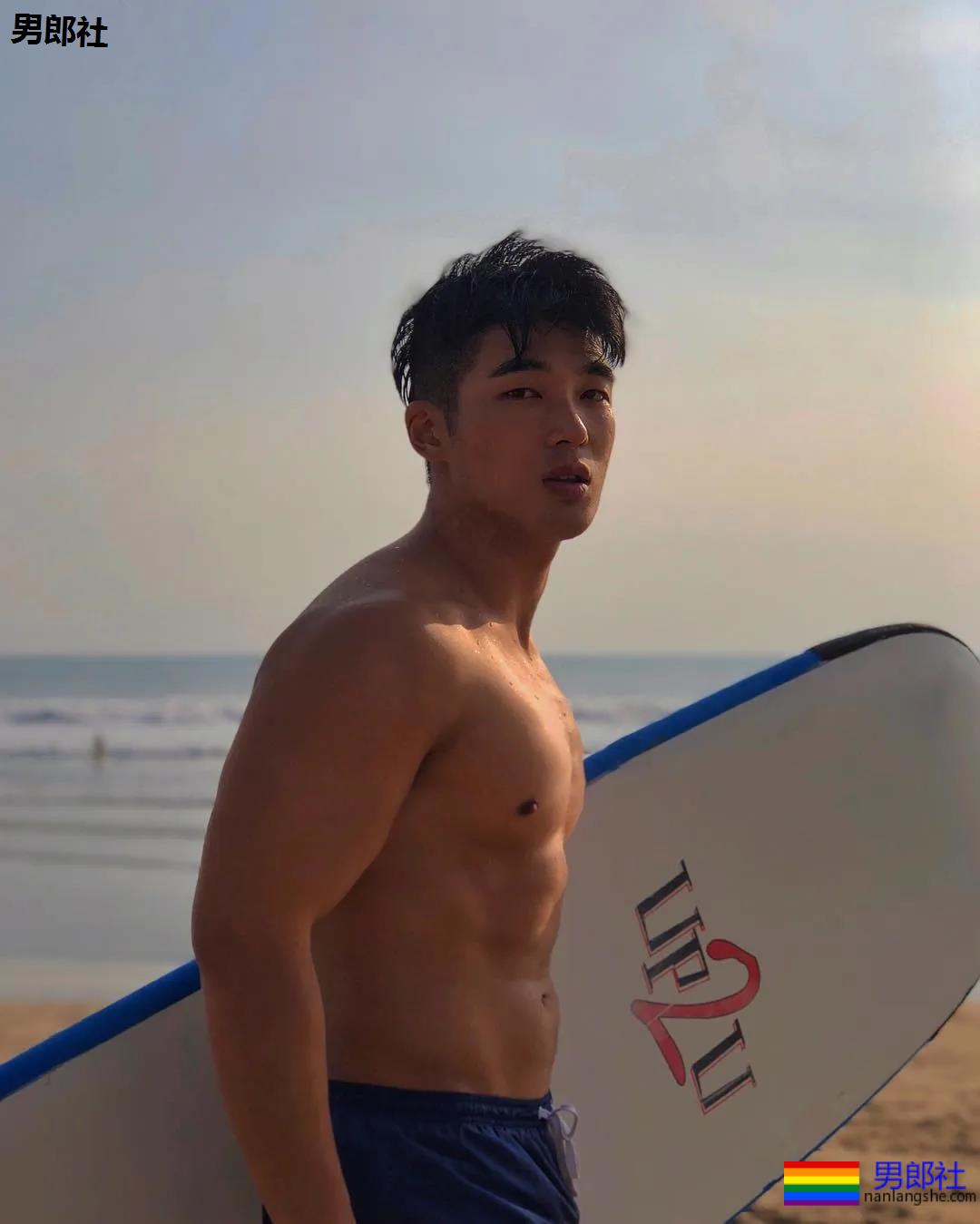 全网冲浪肌肉型男大比拼！一水泳裤腱子肉小狼狗，太A了！ - 51虹马