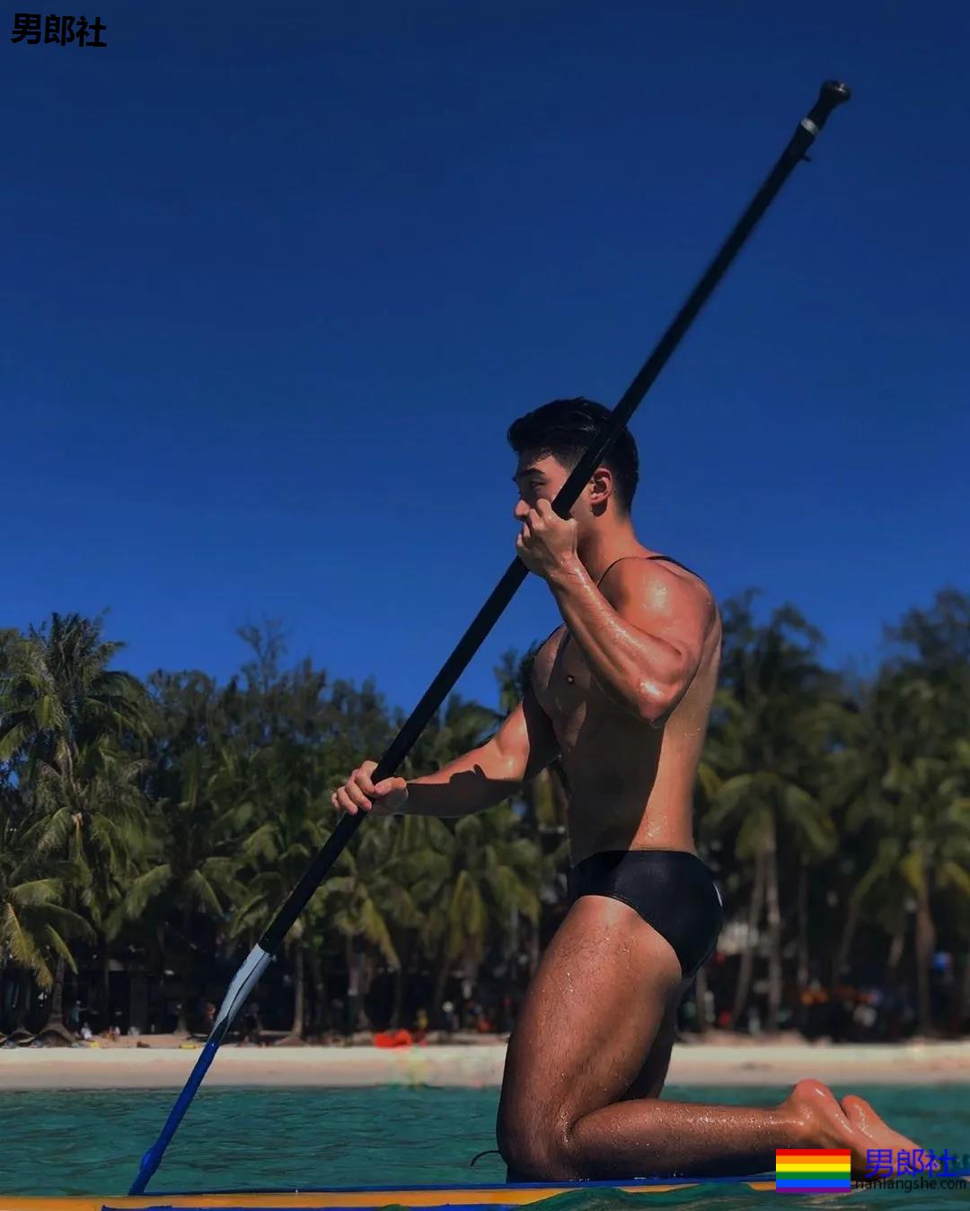 全网冲浪肌肉型男大比拼！一水泳裤腱子肉小狼狗，太A了！ - 51虹马