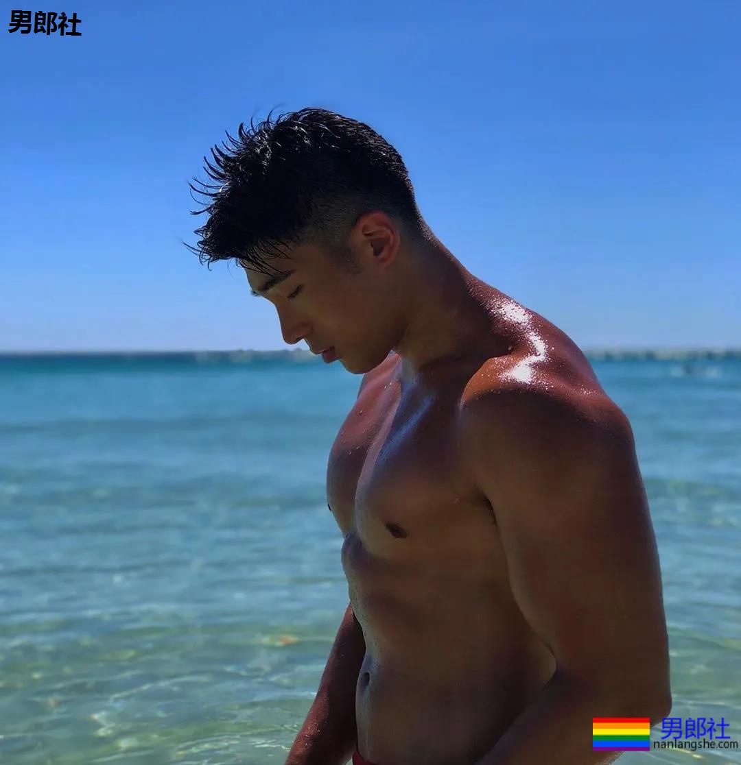 全网冲浪肌肉型男大比拼！一水泳裤腱子肉小狼狗，太A了！ - 51虹马