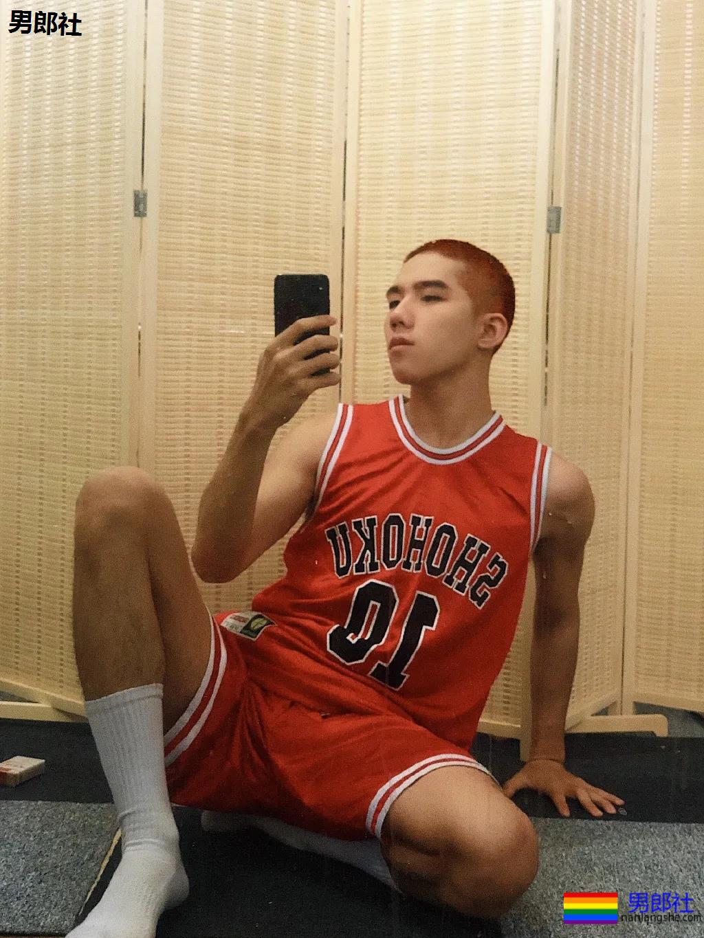 超帅球服短裤体育小哥，这些薄肌小狼狗也太A了吧！ - 51虹马