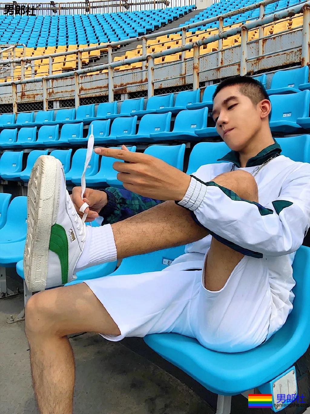 超帅球服短裤体育小哥，这些薄肌小狼狗也太A了吧！ - 51虹马