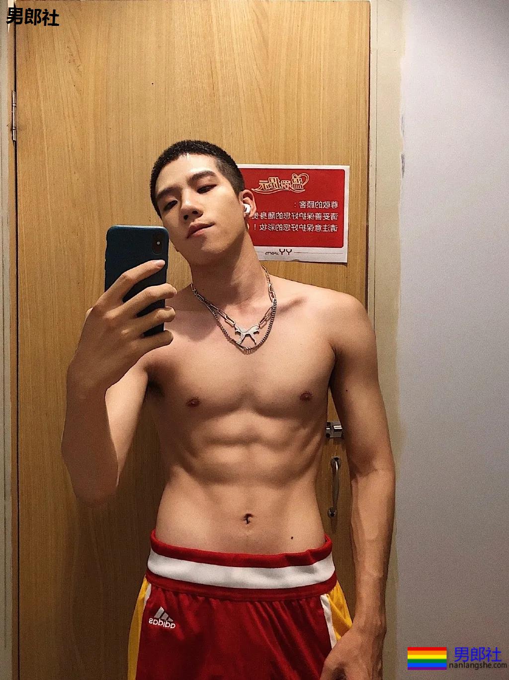 超帅球服短裤体育小哥，这些薄肌小狼狗也太A了吧！ - 51虹马