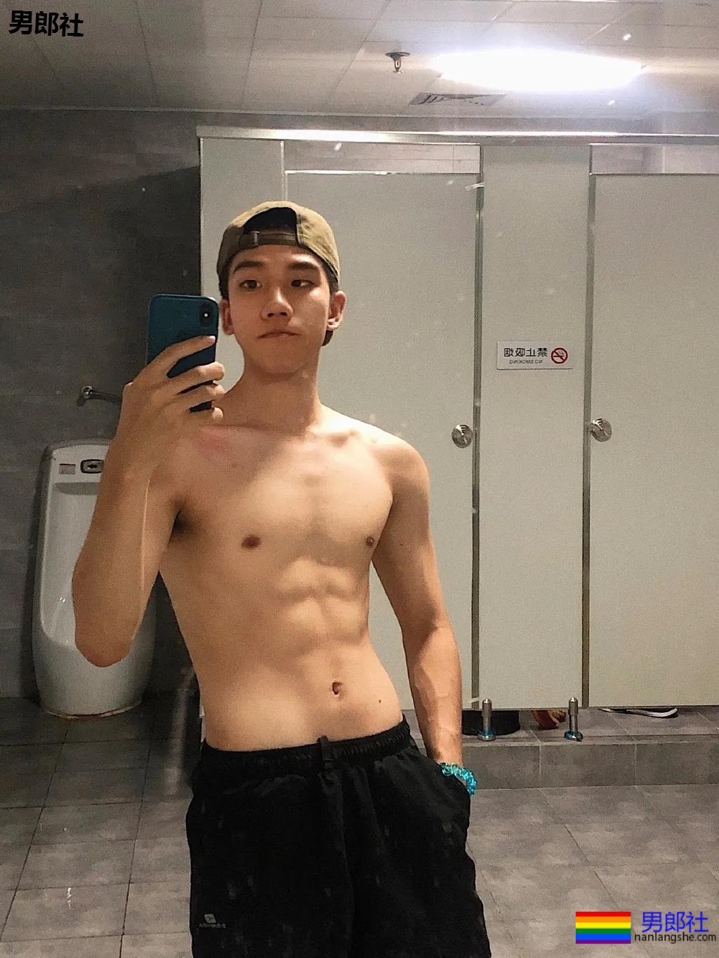 超帅球服短裤体育小哥，这些薄肌小狼狗也太A了吧！ - 51虹马