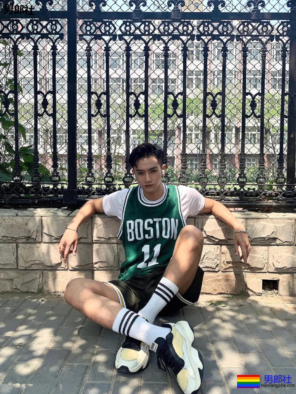 超帅球服短裤体育小哥，这些薄肌小狼狗也太A了吧！ - 51虹马