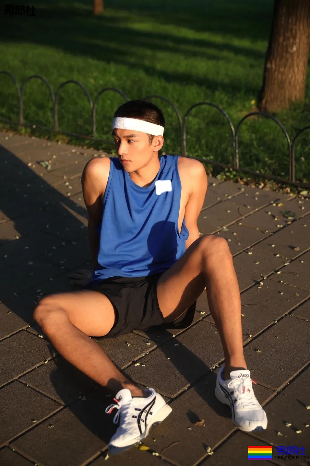 超帅球服短裤体育小哥，这些薄肌小狼狗也太A了吧！ - 51虹马