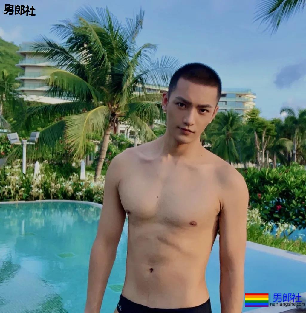 超帅球服短裤体育小哥，这些薄肌小狼狗也太A了吧！ - 51虹马