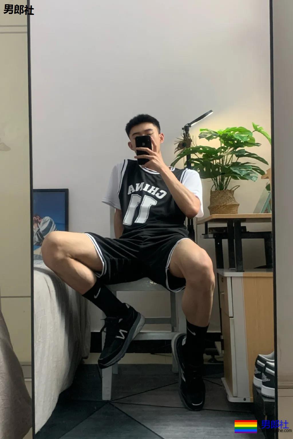 超帅球服短裤体育小哥，这些薄肌小狼狗也太A了吧！ - 51虹马