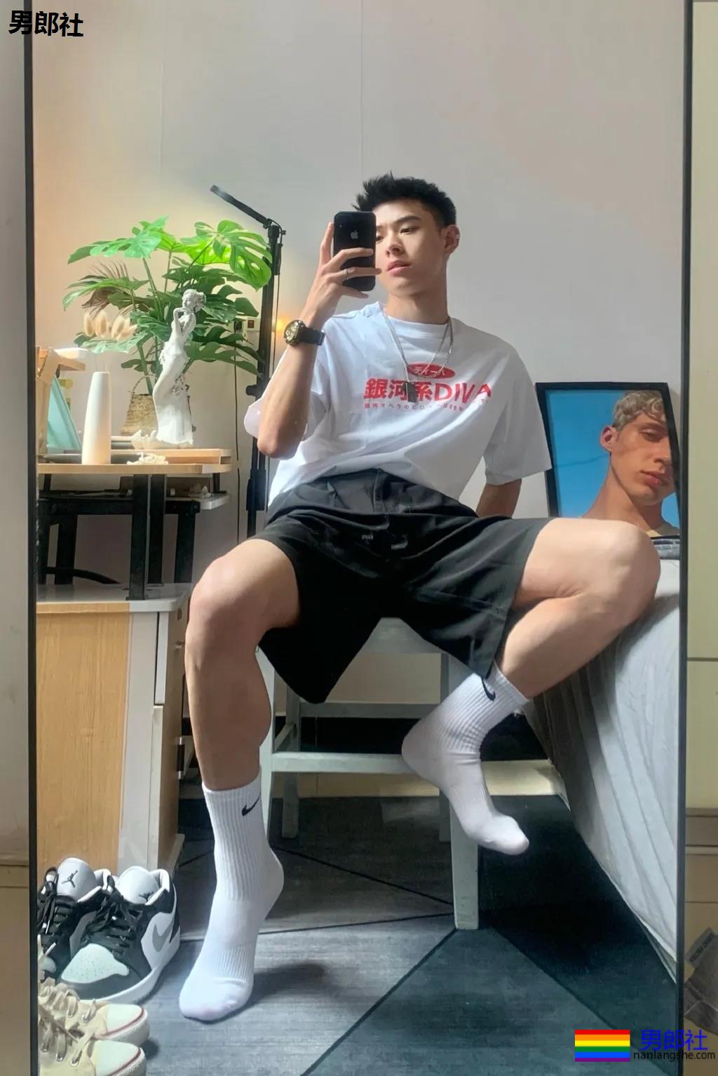 超帅球服短裤体育小哥，这些薄肌小狼狗也太A了吧！ - 51虹马