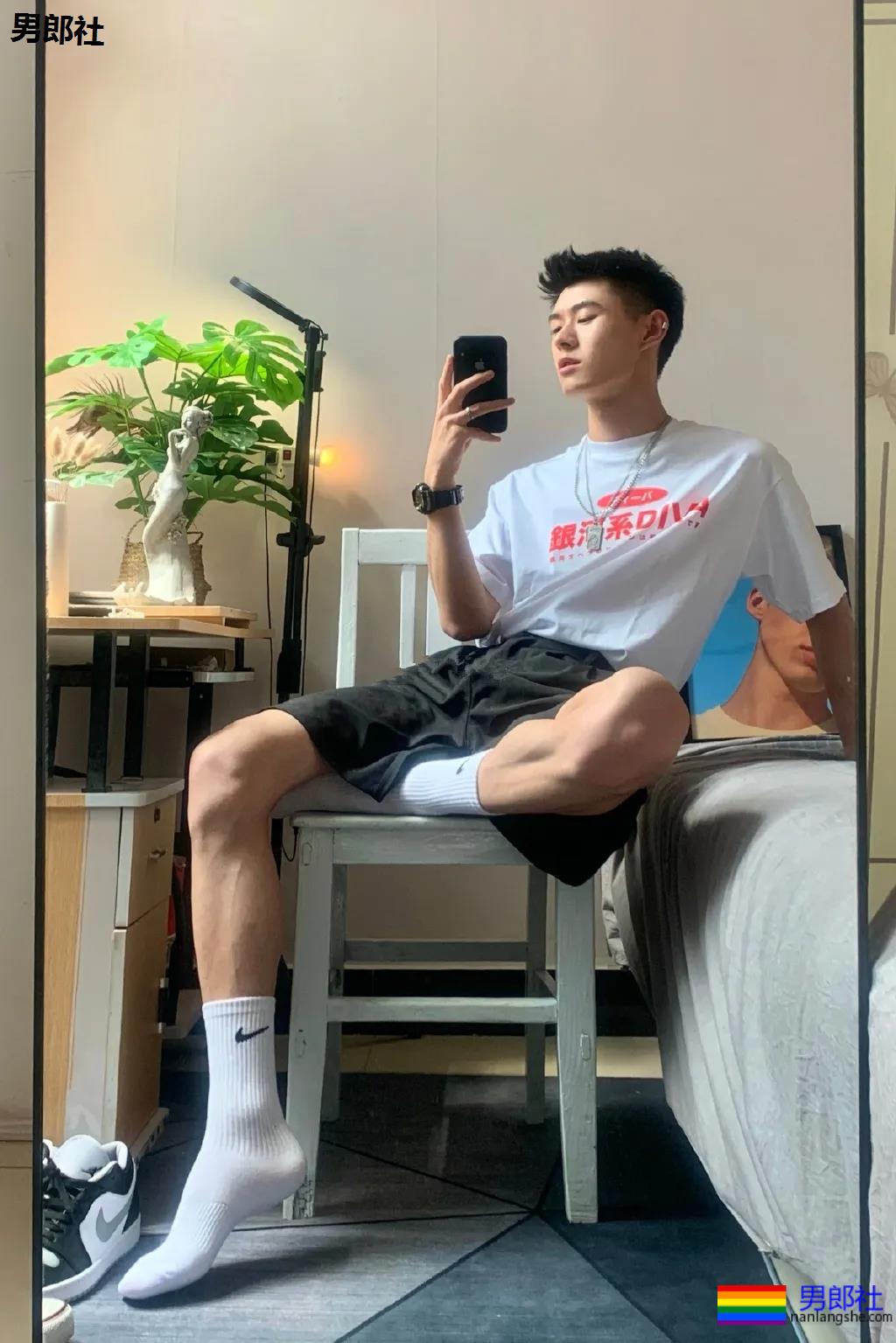 超帅球服短裤体育小哥，这些薄肌小狼狗也太A了吧！ - 51虹马