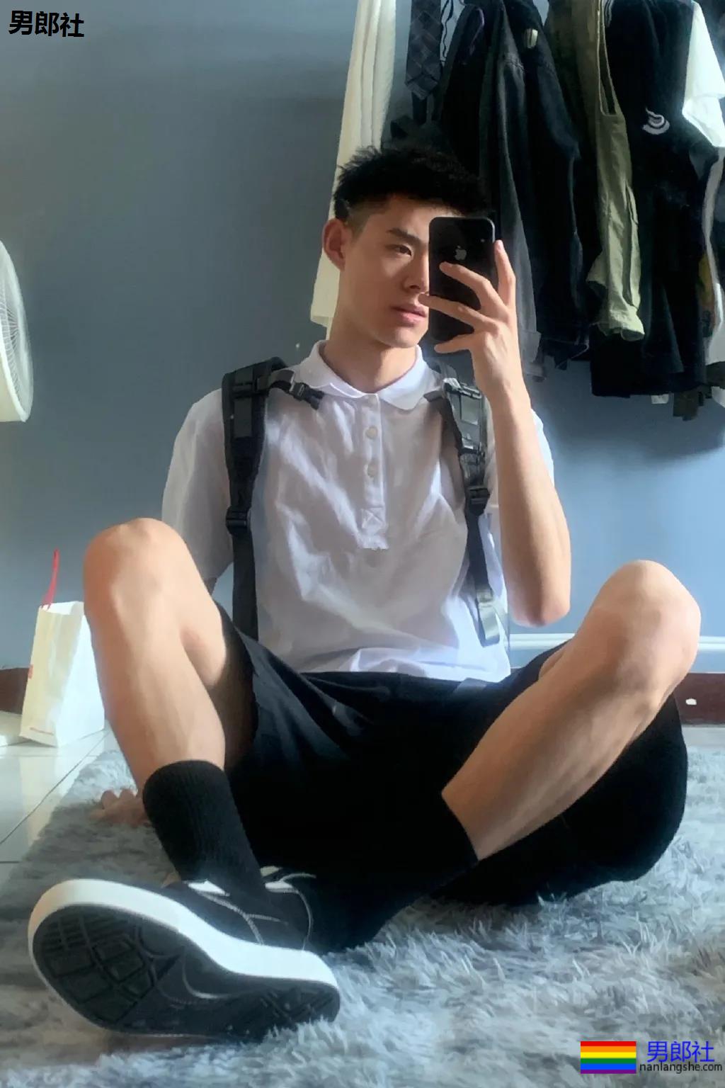 超帅球服短裤体育小哥，这些薄肌小狼狗也太A了吧！ - 51虹马