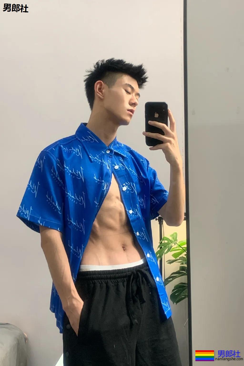 超帅球服短裤体育小哥，这些薄肌小狼狗也太A了吧！ - 51虹马