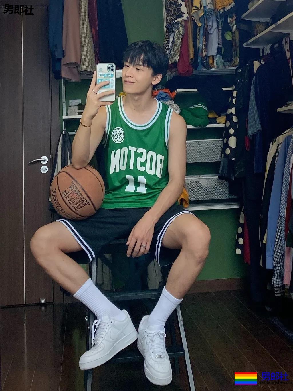 超帅球服短裤体育小哥，这些薄肌小狼狗也太A了吧！ - 51虹马