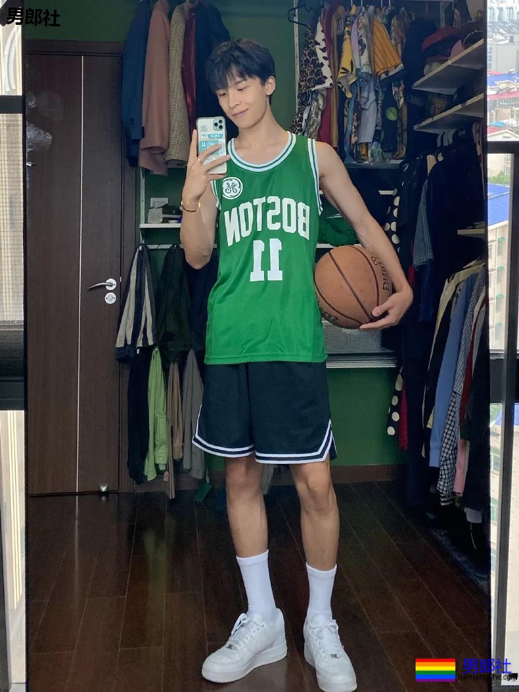 超帅球服短裤体育小哥，这些薄肌小狼狗也太A了吧！ - 51虹马