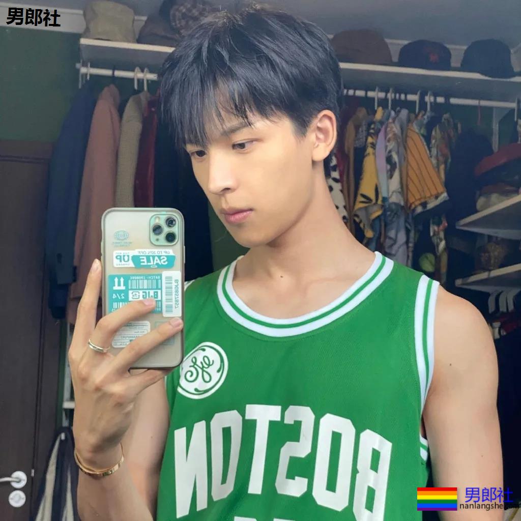 超帅球服短裤体育小哥，这些薄肌小狼狗也太A了吧！ - 51虹马