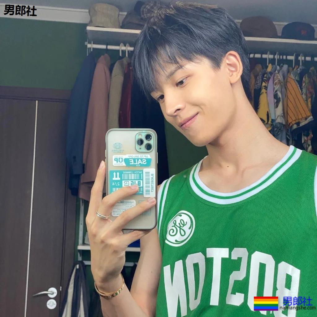 超帅球服短裤体育小哥，这些薄肌小狼狗也太A了吧！ - 51虹马