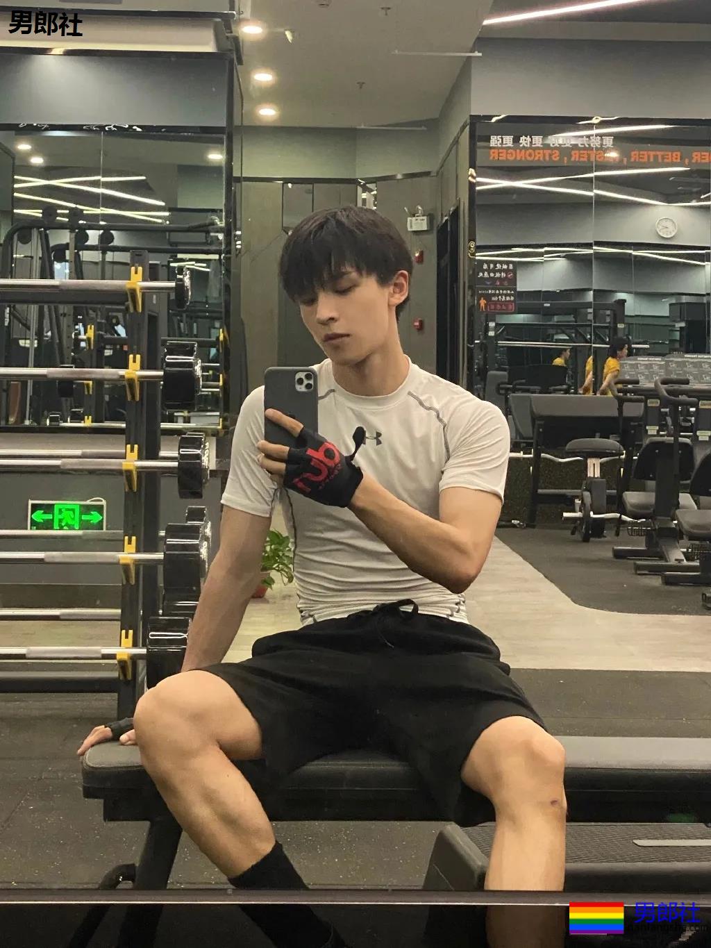 超帅球服短裤体育小哥，这些薄肌小狼狗也太A了吧！ - 51虹马