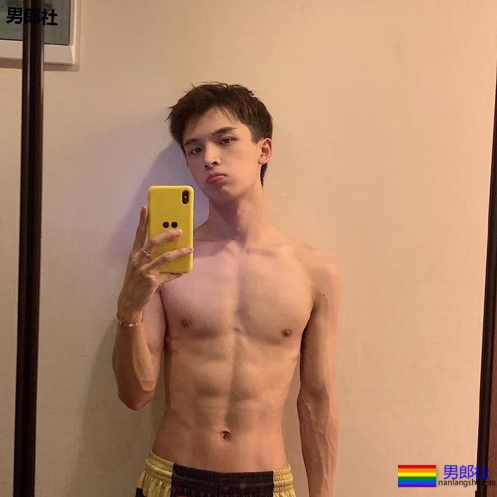 超帅球服短裤体育小哥，这些薄肌小狼狗也太A了吧！ - 51虹马