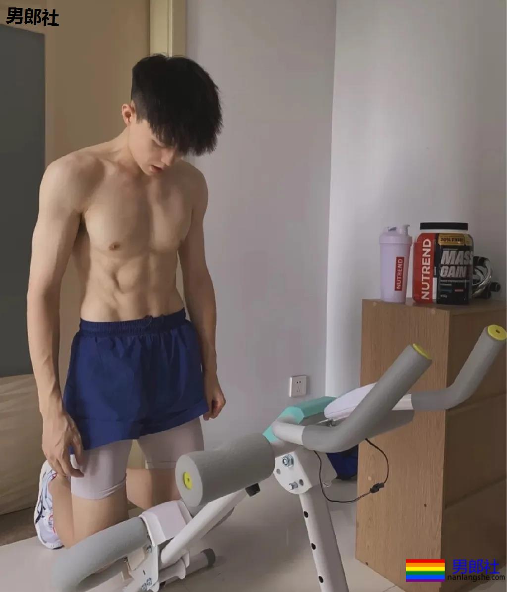 超帅球服短裤体育小哥，这些薄肌小狼狗也太A了吧！ - 51虹马