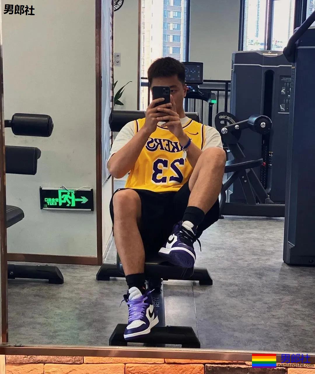 超帅球服短裤体育小哥，这些薄肌小狼狗也太A了吧！ - 51虹马