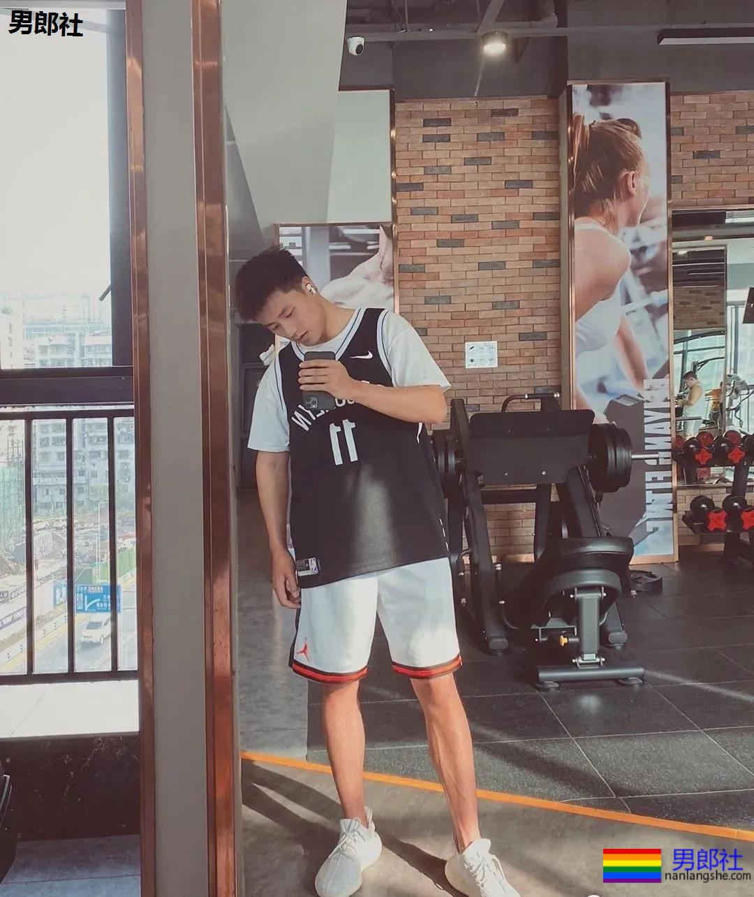 超帅球服短裤体育小哥，这些薄肌小狼狗也太A了吧！ - 51虹马