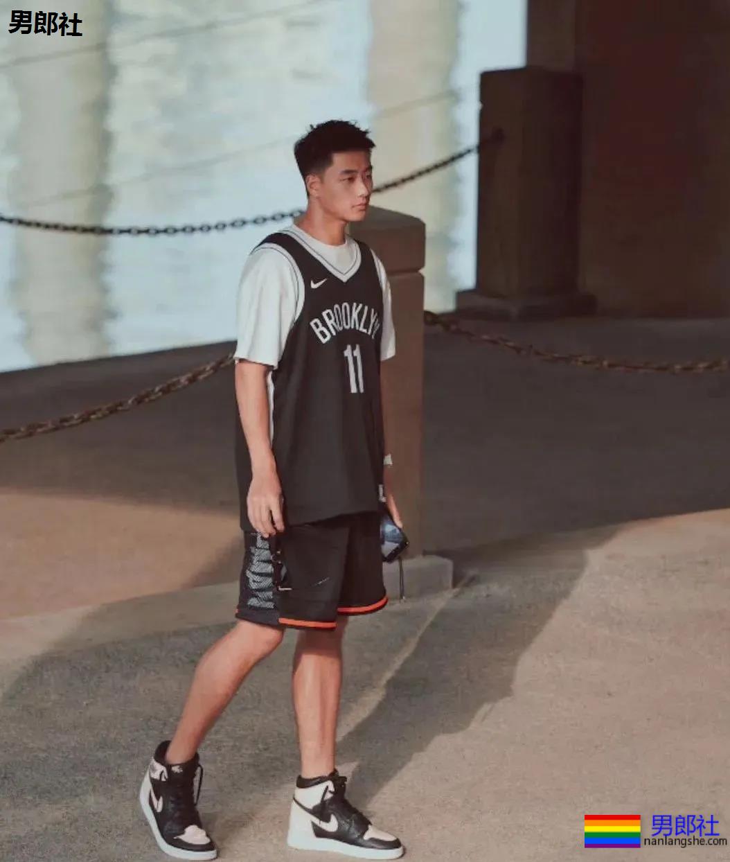 超帅球服短裤体育小哥，这些薄肌小狼狗也太A了吧！ - 51虹马