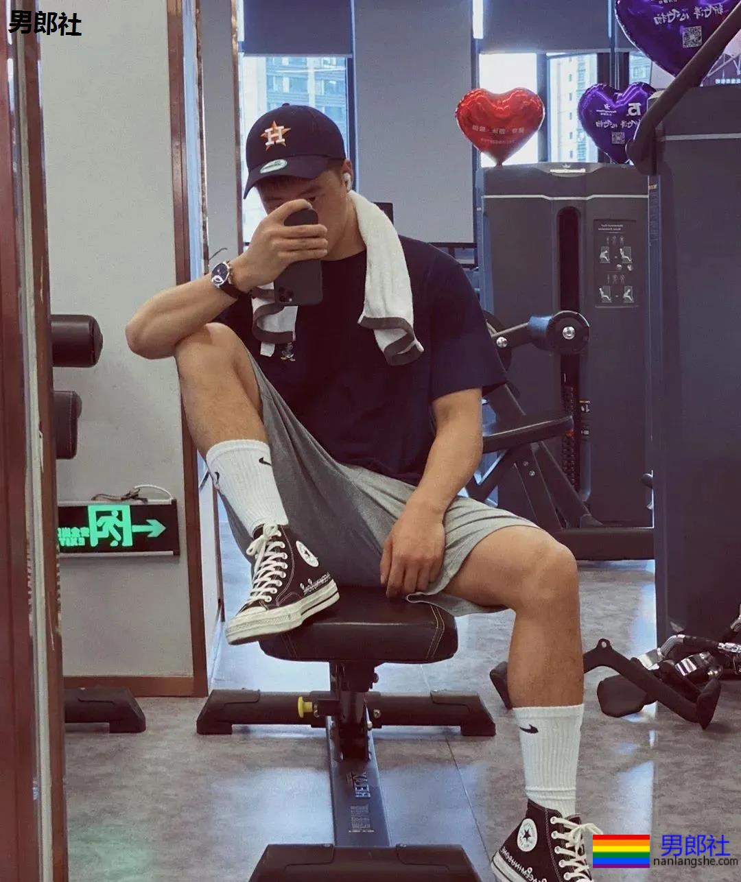 超帅球服短裤体育小哥，这些薄肌小狼狗也太A了吧！ - 51虹马