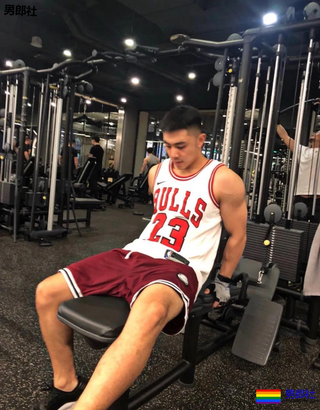 超帅球服短裤体育小哥，这些薄肌小狼狗也太A了吧！ - 51虹马