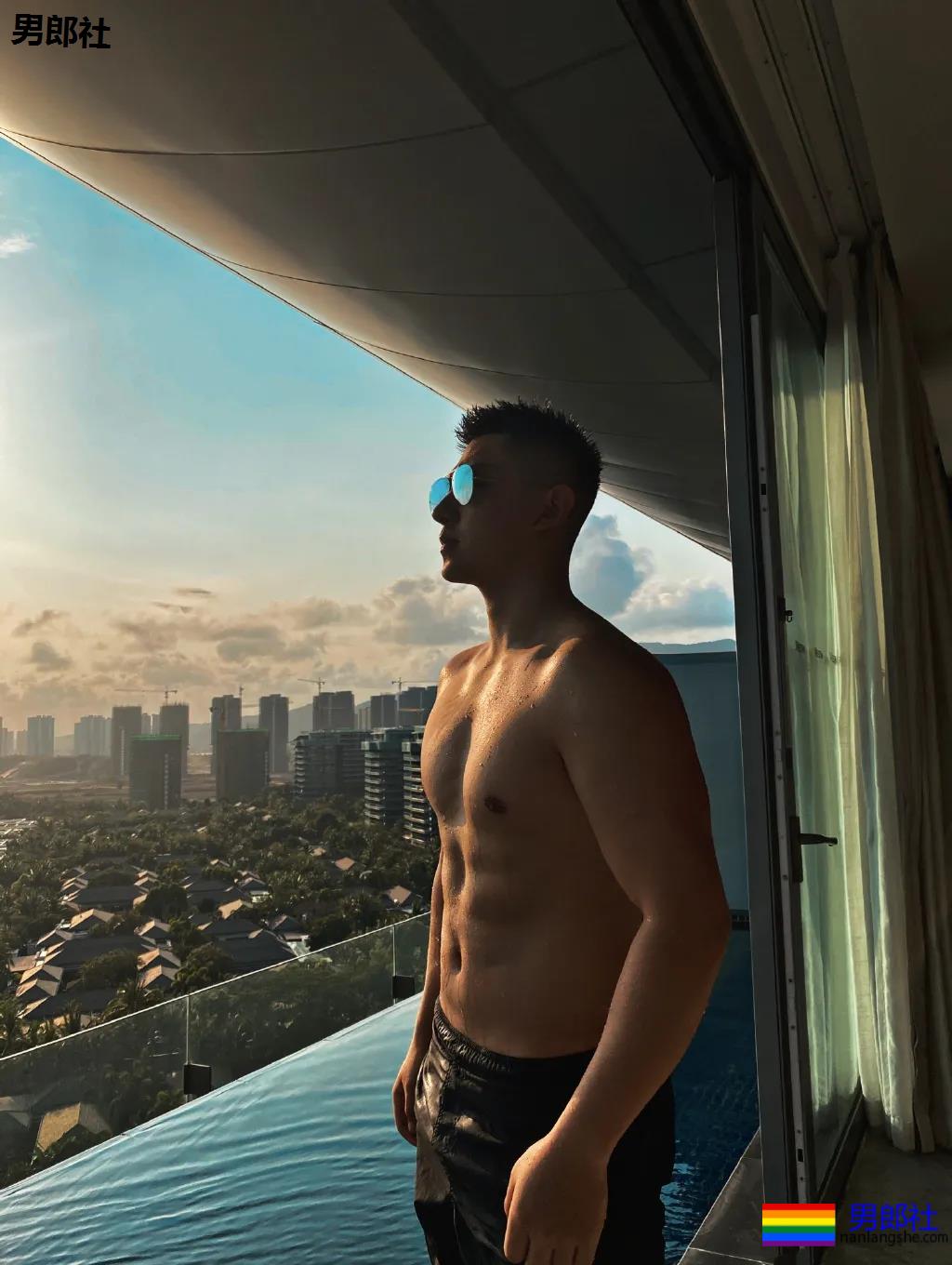 超帅球服短裤体育小哥，这些薄肌小狼狗也太A了吧！ - 51虹马