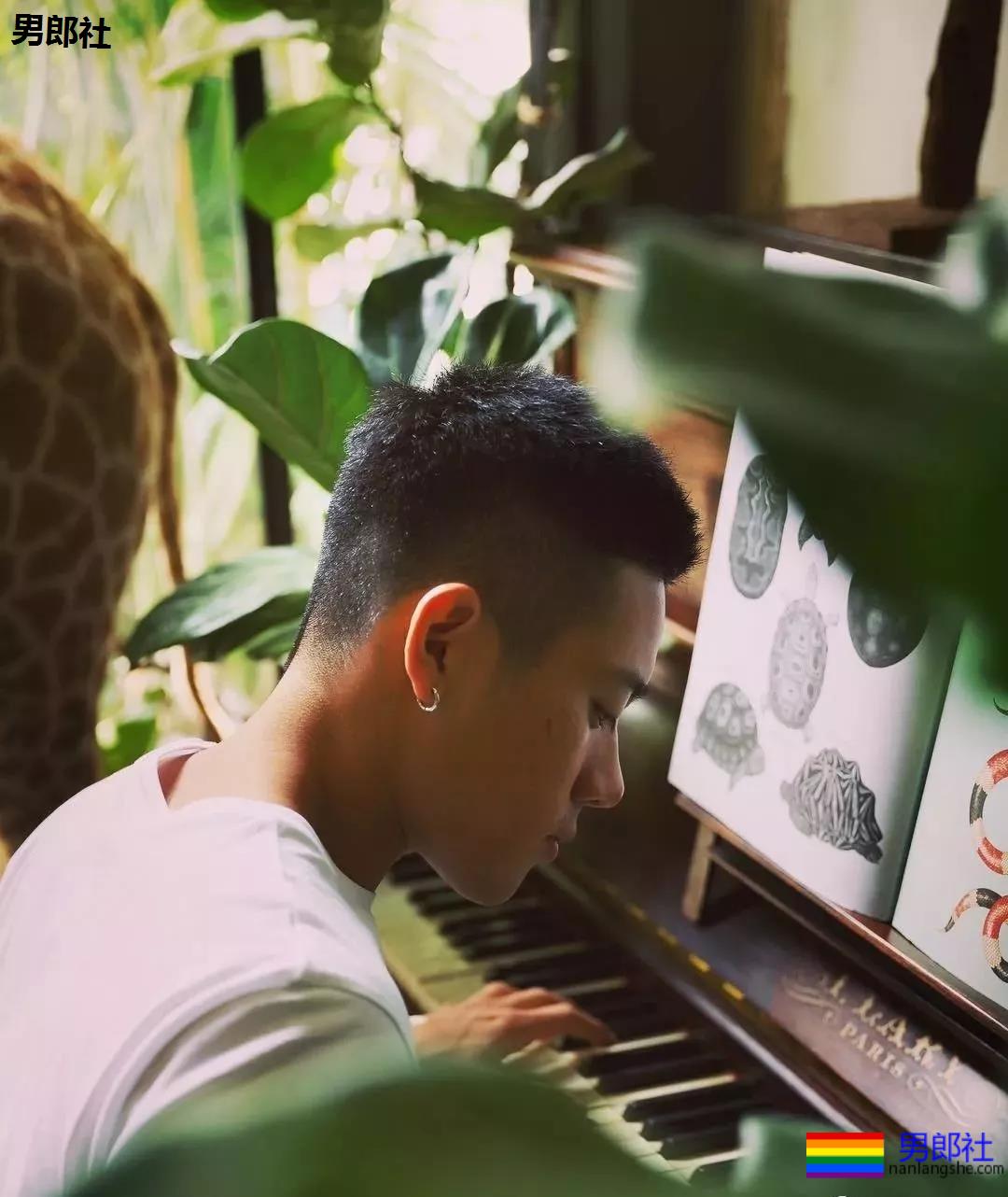 律师一身的腱子肉,在游泳池献出了各种曝光照 - 51虹马 律师一身的腱子肉,在游泳池献出了各种曝光照 - 51虹马