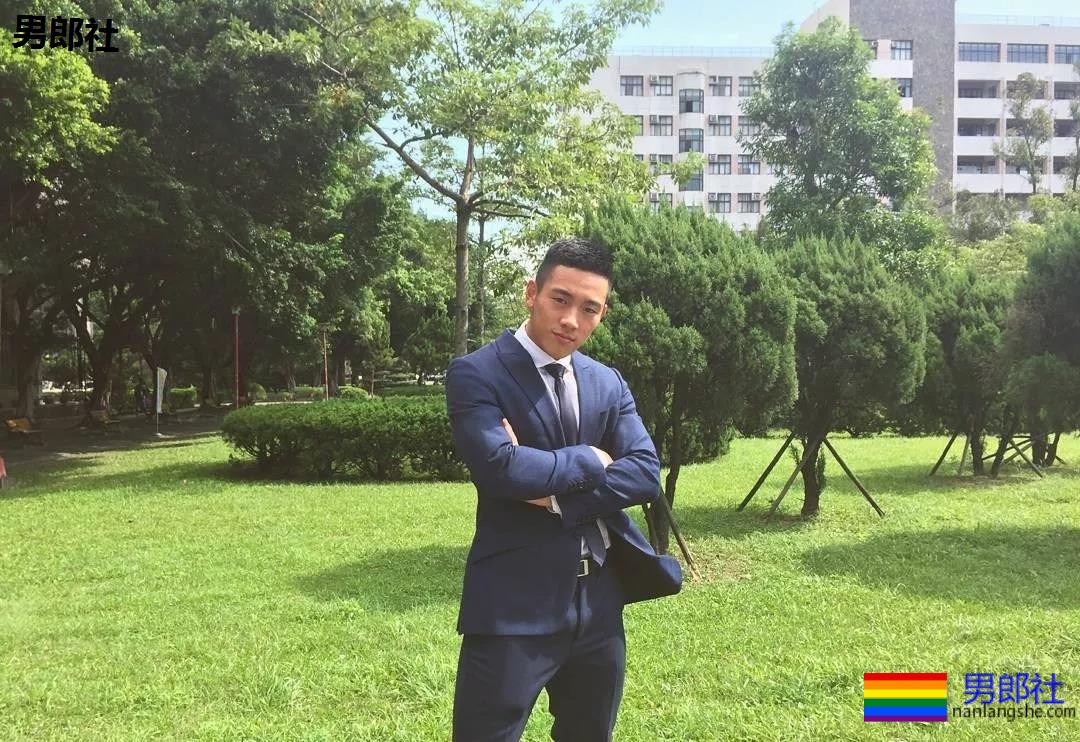 律师一身的腱子肉,在游泳池献出了各种曝光照 - 51虹马 律师一身的腱子肉,在游泳池献出了各种曝光照 - 51虹马