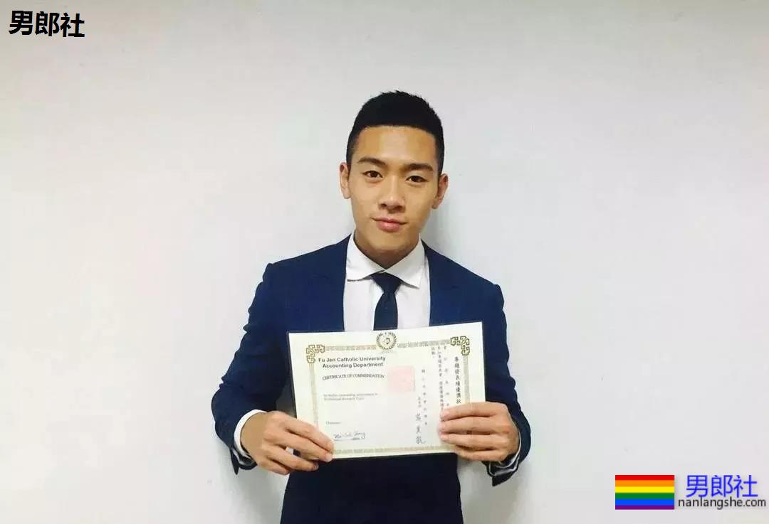 律师一身的腱子肉,在游泳池献出了各种曝光照 - 51虹马 律师一身的腱子肉,在游泳池献出了各种曝光照 - 51虹马