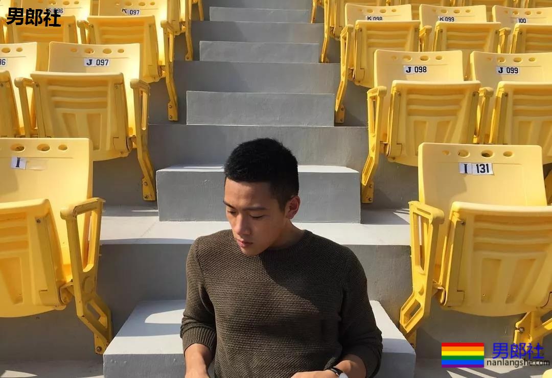 律师一身的腱子肉,在游泳池献出了各种曝光照 - 51虹马 律师一身的腱子肉,在游泳池献出了各种曝光照 - 51虹马