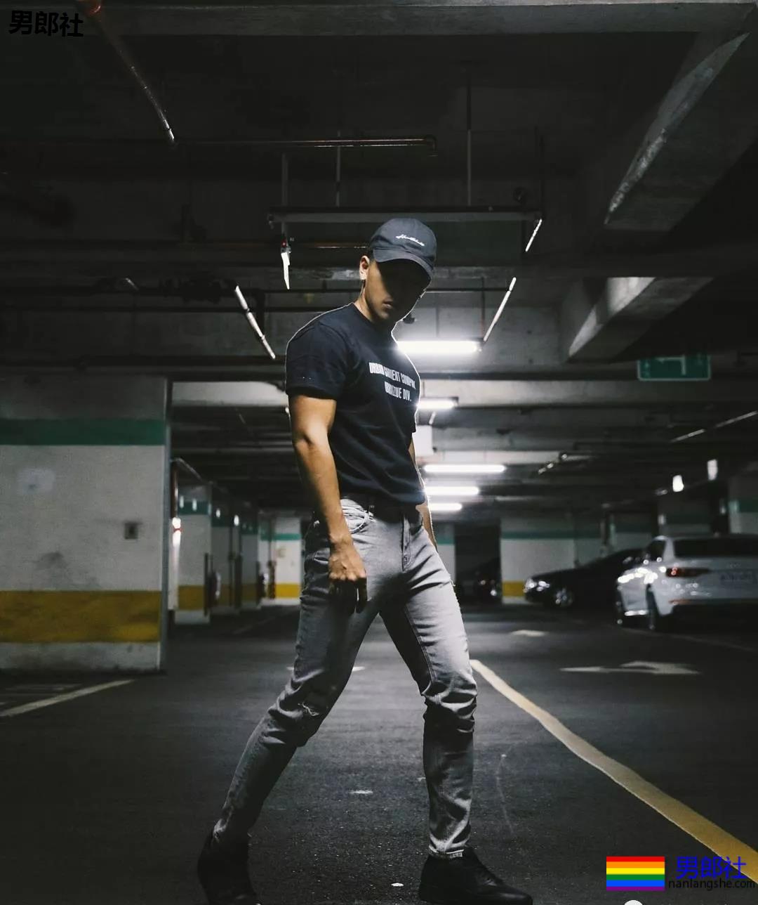 律师一身的腱子肉,在游泳池献出了各种曝光照 - 51虹马 律师一身的腱子肉,在游泳池献出了各种曝光照 - 51虹马