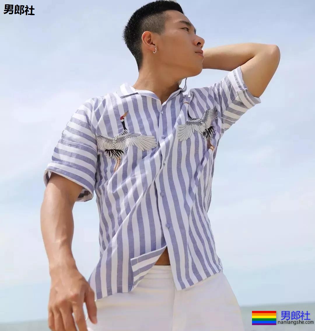 律师一身的腱子肉,在游泳池献出了各种曝光照 - 51虹马 律师一身的腱子肉,在游泳池献出了各种曝光照 - 51虹马