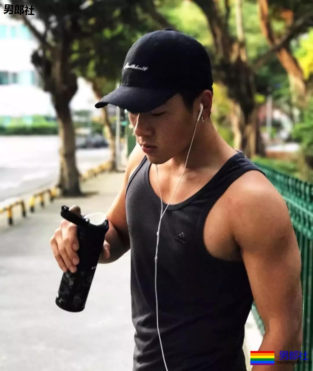 律师一身的腱子肉,在游泳池献出了各种曝光照 - 51虹马 律师一身的腱子肉,在游泳池献出了各种曝光照 - 51虹马