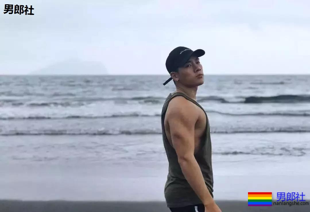 律师一身的腱子肉,在游泳池献出了各种曝光照 - 51虹马 律师一身的腱子肉,在游泳池献出了各种曝光照 - 51虹马