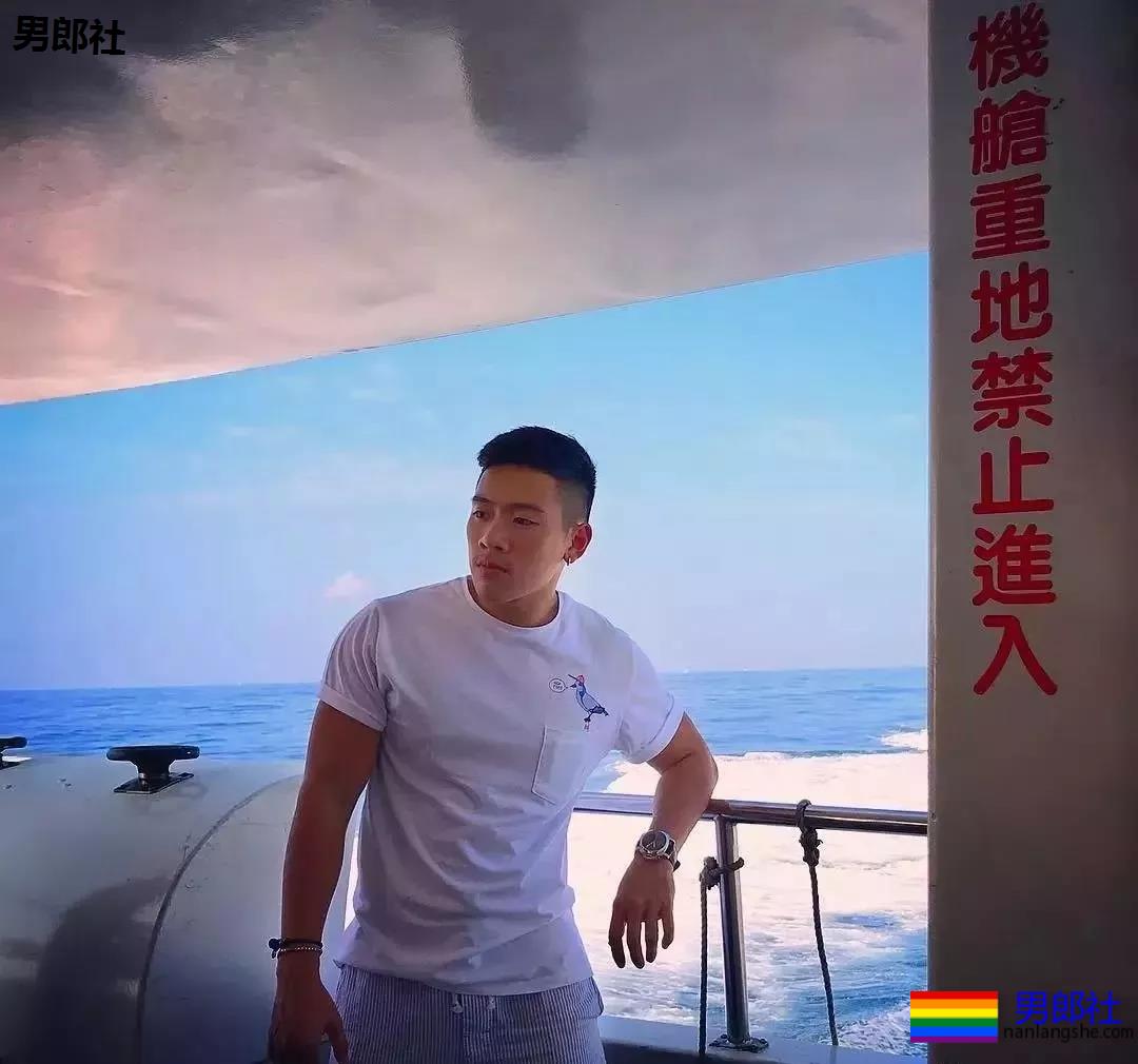 律师一身的腱子肉,在游泳池献出了各种曝光照 - 51虹马 律师一身的腱子肉,在游泳池献出了各种曝光照 - 51虹马